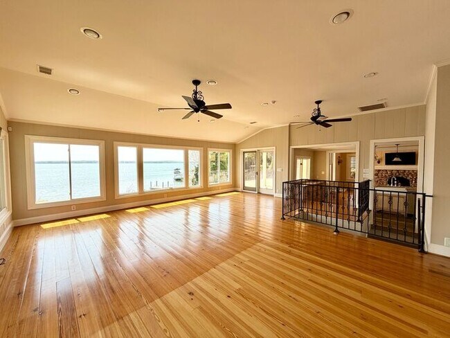 Foto del edificio - Lake Murray - Irmo - Offering Self Guided Tour with RENTLY!