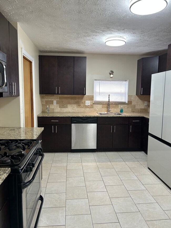 Building Photo - Brick Ranch for Rent in Highland  HTS close to the freeway