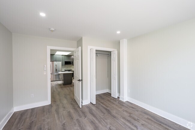 2 habitaciones, 1 baño - 740 pies cuadrados - Armario en el dormitorio principal - 61 Bank St