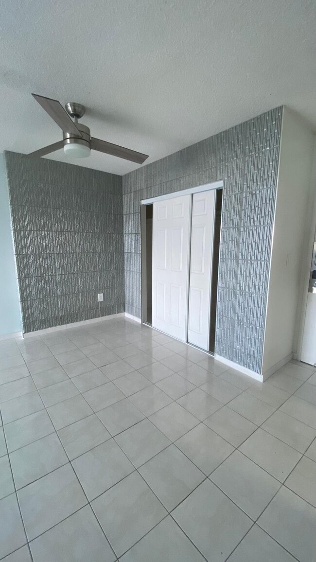 Building Photo - 400 Kings Point Dr