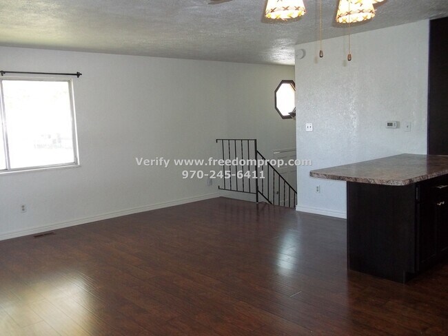 Foto del edificio - Updated throughout - Large fenced backyard