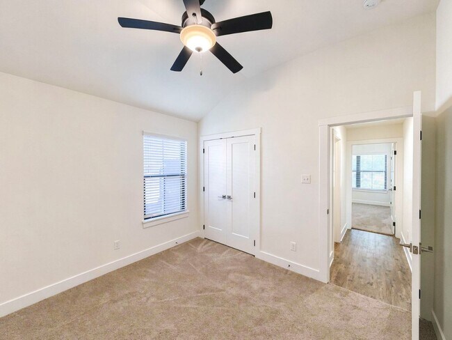 Foto del edificio - Modern 3 Bed / 2 Bath Home with Central Air & Updated Appliances in West Temple