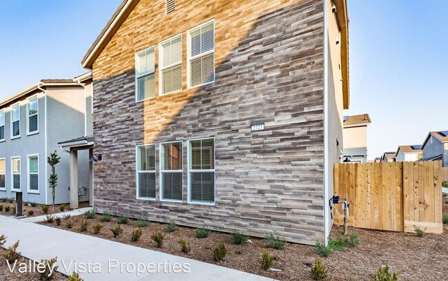 Building Photo - 4 br, 2.5 bath House - 2727 E Teaberry Drive