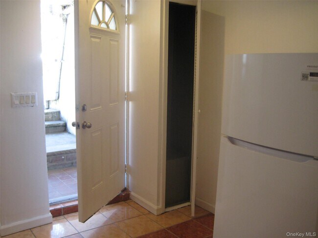 Foto del edificio - 46-30 Bell Blvd