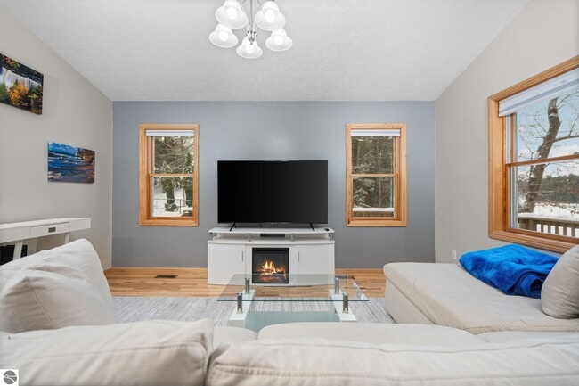 Building Photo - 4365 S Vandervoight Dr