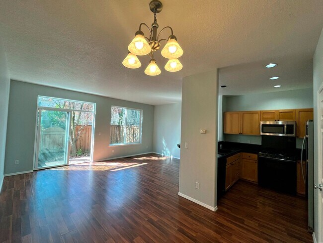 Foto del edificio - Elegant Arbor Townhome with Open Kitchen, W/D, Patio, and Soaking Tub