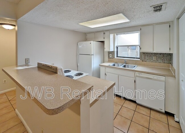 Building Photo - 5602 Pinebay Cir S