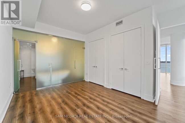 Photo du bâtiment - 29 Queens Quay E