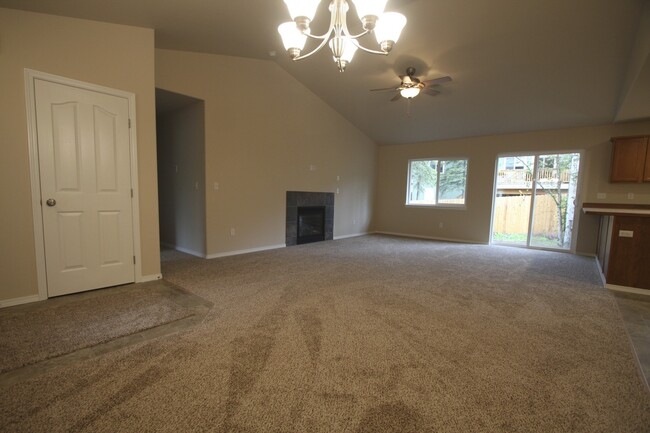 Building Photo - 3 Bedroom Eagle River Home!