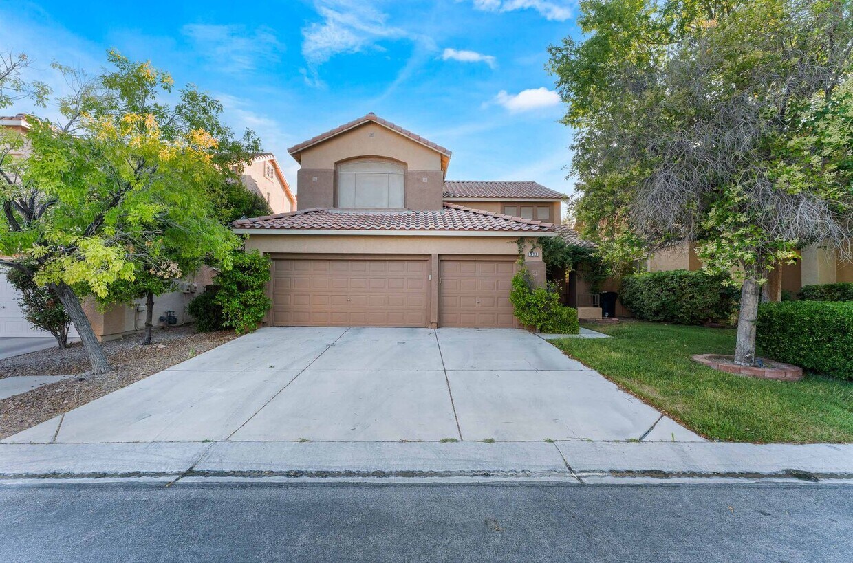 Primary Photo - Immaculate 5 Bedroom home or easily a 4 Be...