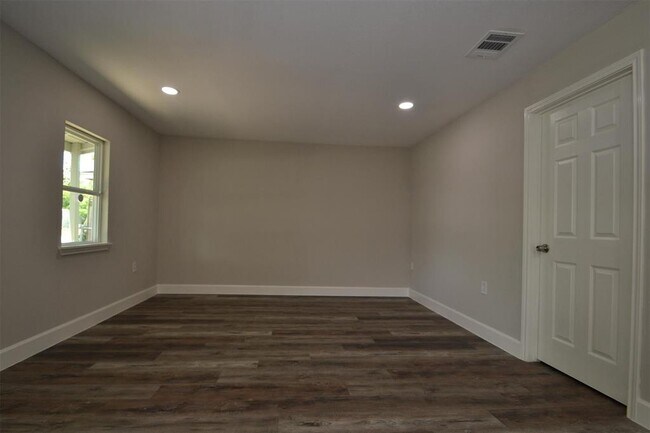 Building Photo - 5607 Northridge Dr