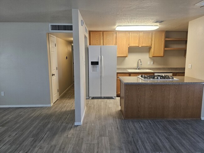 Foto del edificio - Great 3/2 in NE Phoenix with brand new flo...
