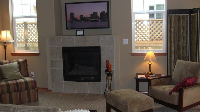 Building Photo - Duplex Condo Available for move in!