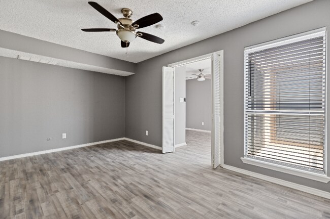 Foto del edificio - 2300 Balsam Dr