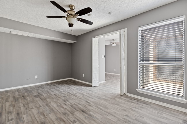Building Photo - 2300 Balsam Dr