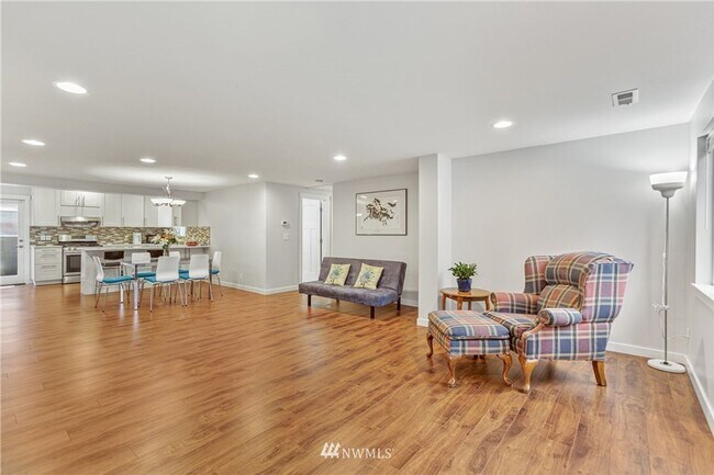 Foto del edificio - 4 Bed 2 Bath Home in Mountlake Terrace!