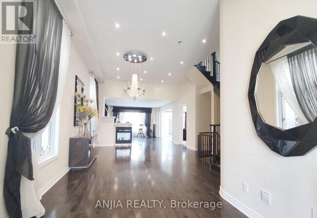 Building Photo - 19 Savona Pl