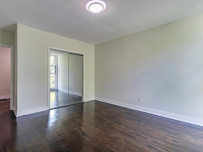 Building Photo - 95 Decarie Cir