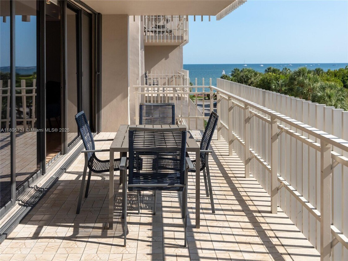 Foto principal - 1 Grove Isle Dr