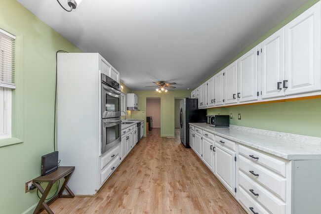 Foto del edificio - 2300 Woodland Ave