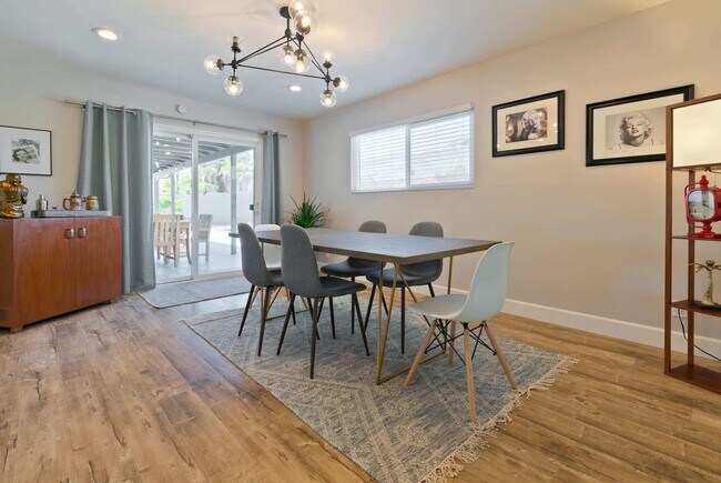 Foto del edificio - Modern home w Private Pool, Spa, Pets Welc...