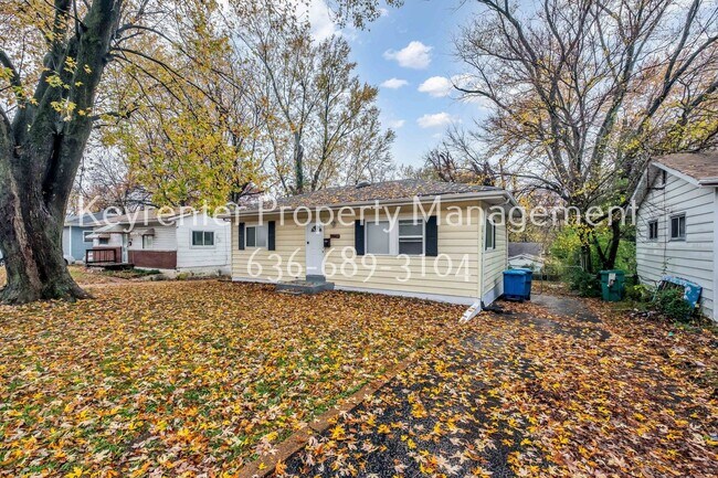 Foto del edificio - COMING SOON - Charming 3-Bedroom Home with Spacious Yard in North St. Louis County