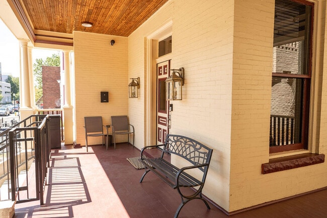 Building Photo - 275 S Limestone