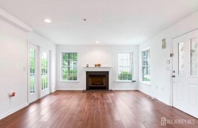 Building Photo - 106 Chariot Ct