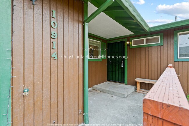 Foto del edificio - Updated 3 Bedroom Home with Hardwood Floors  - Many Fruit Trees!