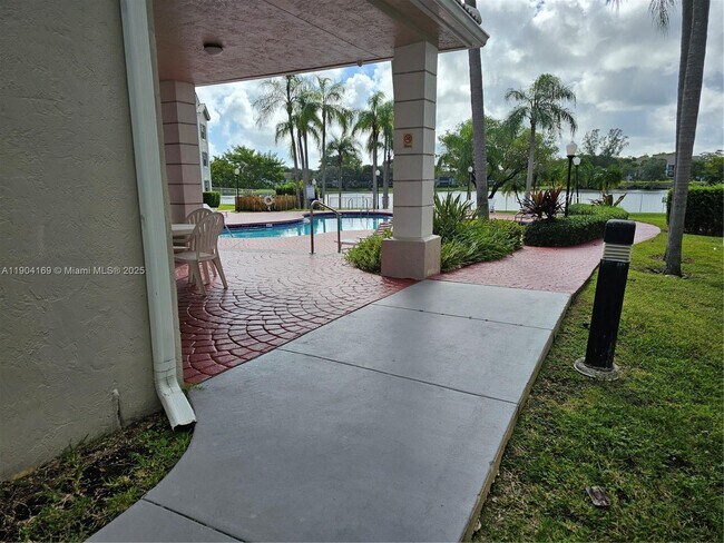 Foto del edificio - 2880 N Oakland Forest Dr