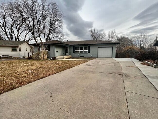 Building Photo - Updated 3 bedroom, 2 bathroom ranch style ...