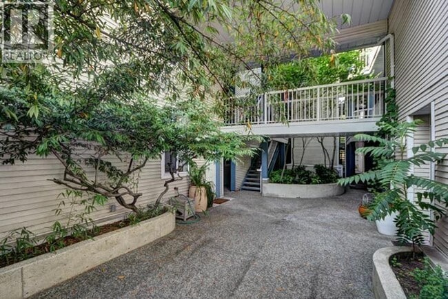 Photo du bâtiment - 1641 Woodland Dr