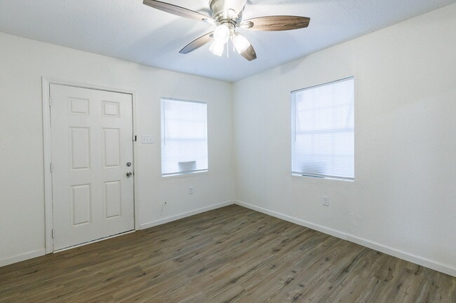 Building Photo - Newly Remodeled Duplex with Modern Touches...