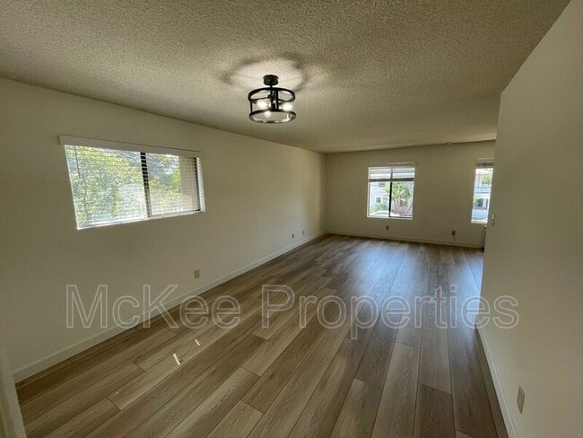Foto del edificio - 230 W Walnut Ave