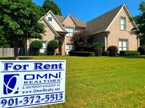 Building Photo - 9168 Huntington Oak Dr