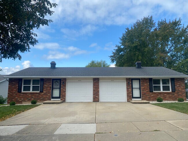 Building Photo - 806 Edgewood Dr