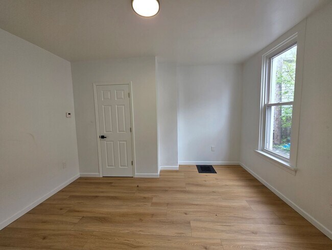 Foto del edificio - Space 3 bed 1 bath house for rent in Braddock!
