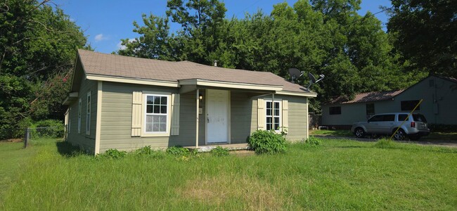 Foto del edificio - Cozy Corner Home with Backyard and Storage