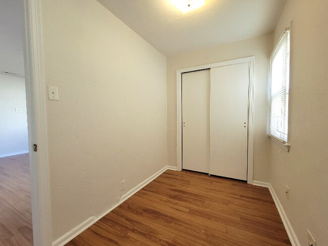 Building Photo - 5530 Elizabeth Ave