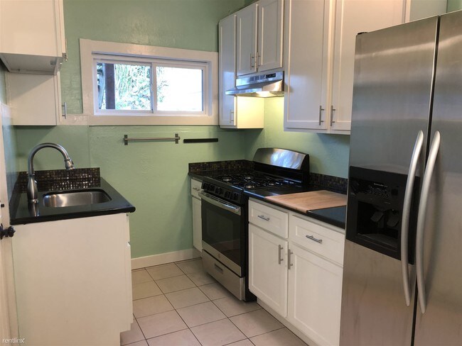Foto del edificio - 3 br, 1 bath  - 2520 Market St Apt B
