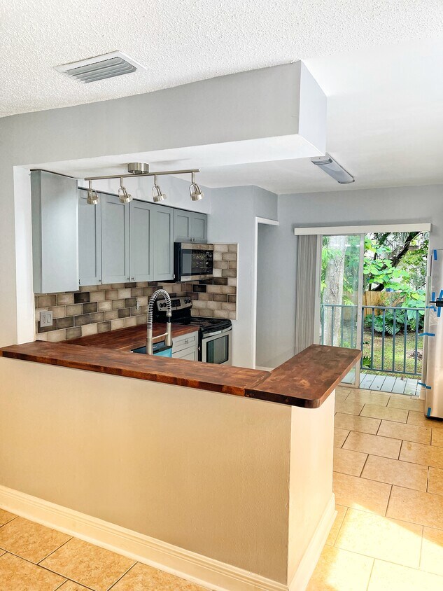 Foto principal - 7919 Lakeshore Dr