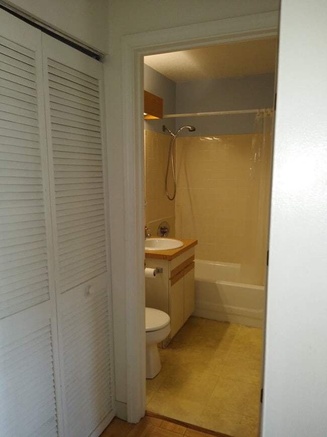 Building Photo - 22 Kenmar Dr