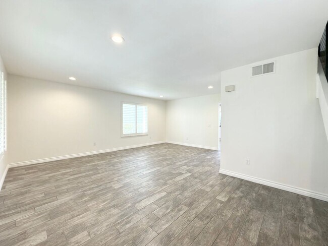 Foto del edificio - Spacious Townhome in Desirable Tiburon Community!