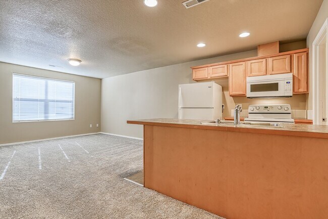 Building Photo - Open Concept 3 Bedroom, 2 Full Bath Townho...