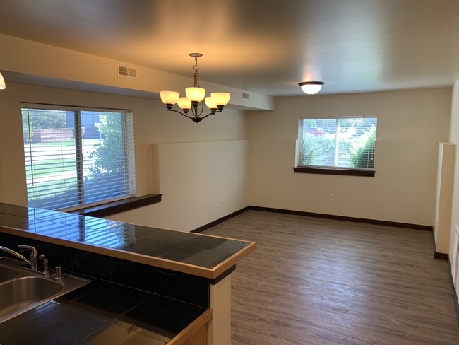 Foto del edificio - 3225 Catron St
