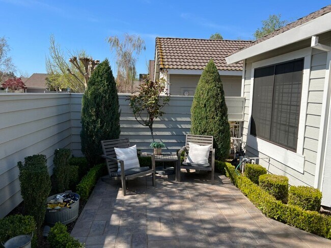 Foto del edificio - 3 bedroom in desirable Regency Park!