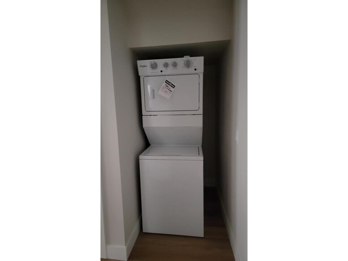 Photo du bâtiment - 16773-16720 20 Ave