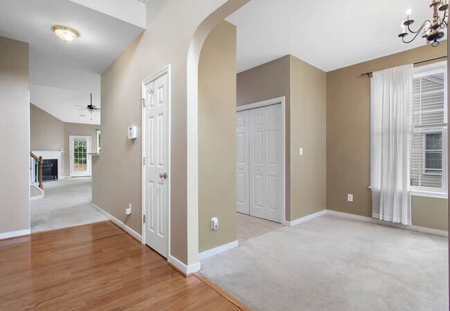 Building Photo - Stunning Townhome with Vaulted Ceilings an...
