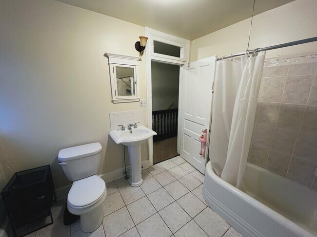 Baño del tercer piso - 400 E 19th St