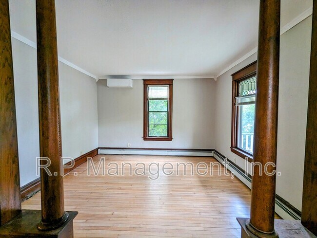 Building Photo - 1076 15th Ave SE
